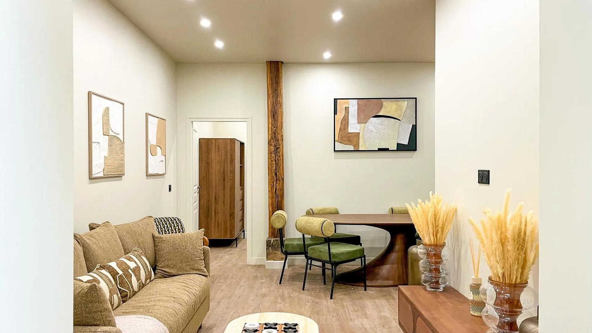 Urban Flat 199 - Parisian 5 Bedroom Central Flat France