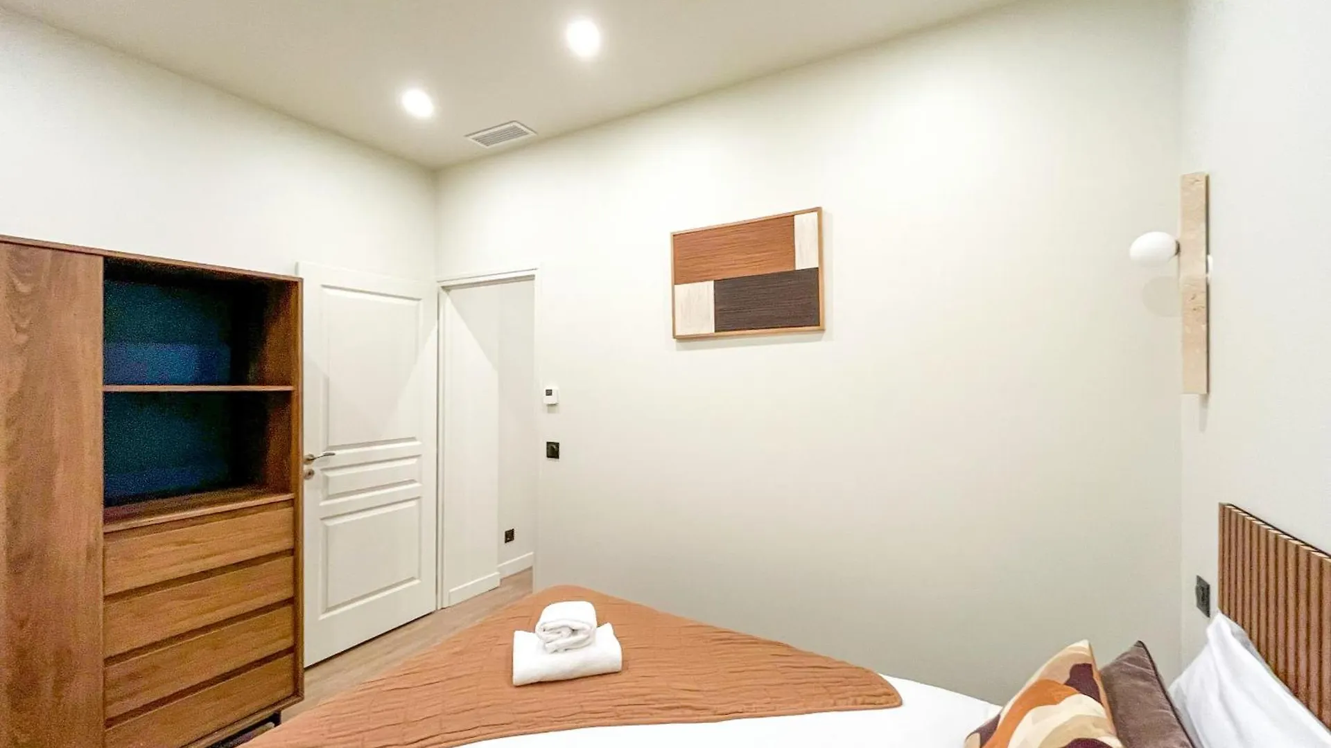 Apartment Urban Flat 199 - Parisian 5 Bedroom Central Flat