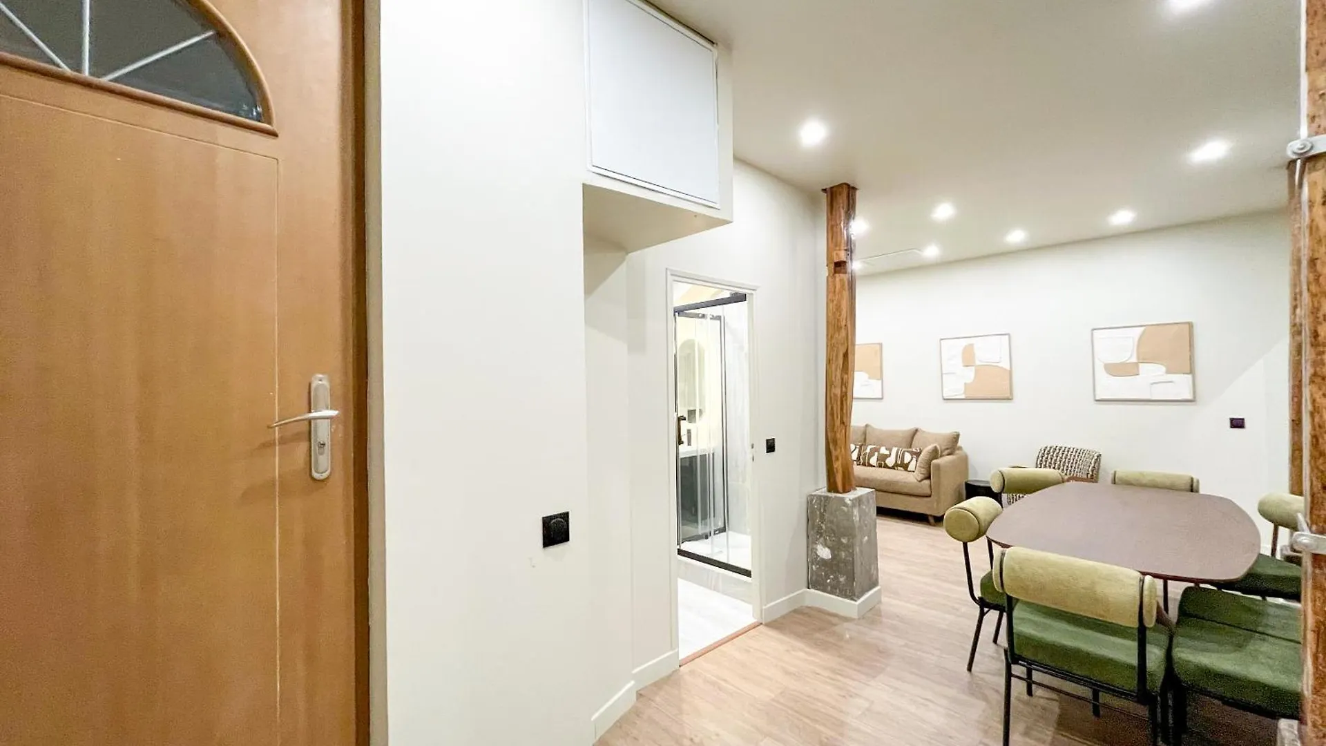 Urban Flat 199 - Parisian 5 Bedroom Central Flat